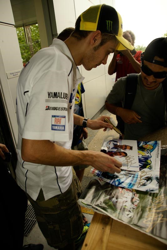 O Valentino Rossi δίνει αυτόγραφα...